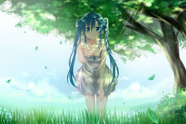 Skromna dziewczyna z niebieskimi kucykami stoi w cieniu zielonego drzewa na trawie
