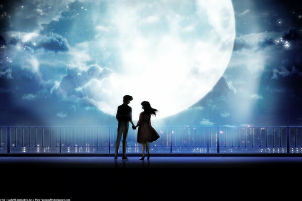 Couple dans la ville dans la nuit de la lune