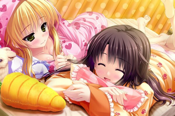 La ragazza e la ragazza si trovano insieme al giocattolo del coniglietto in stile Shintaro