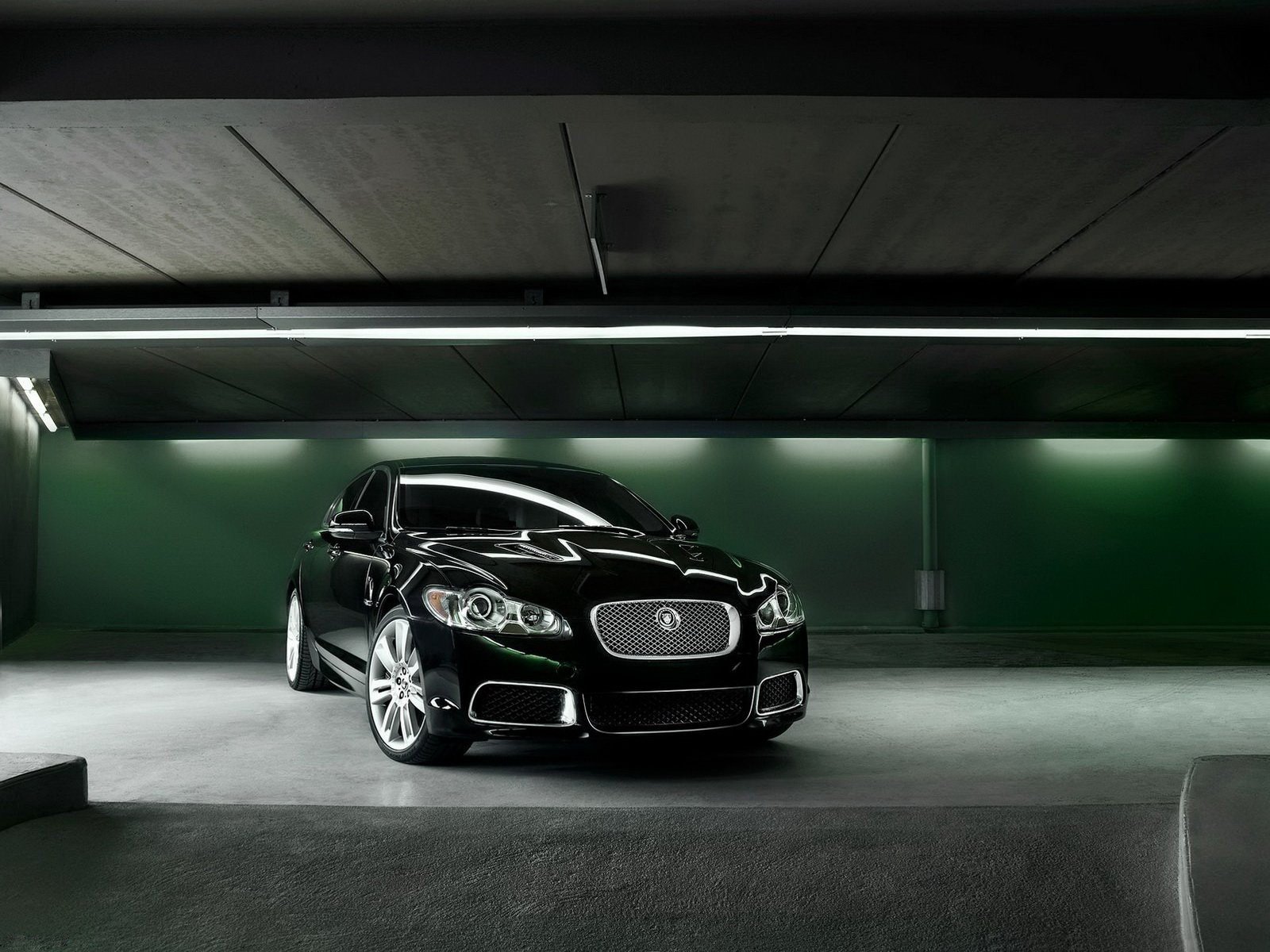 jaguar c-xf garage grün lampen