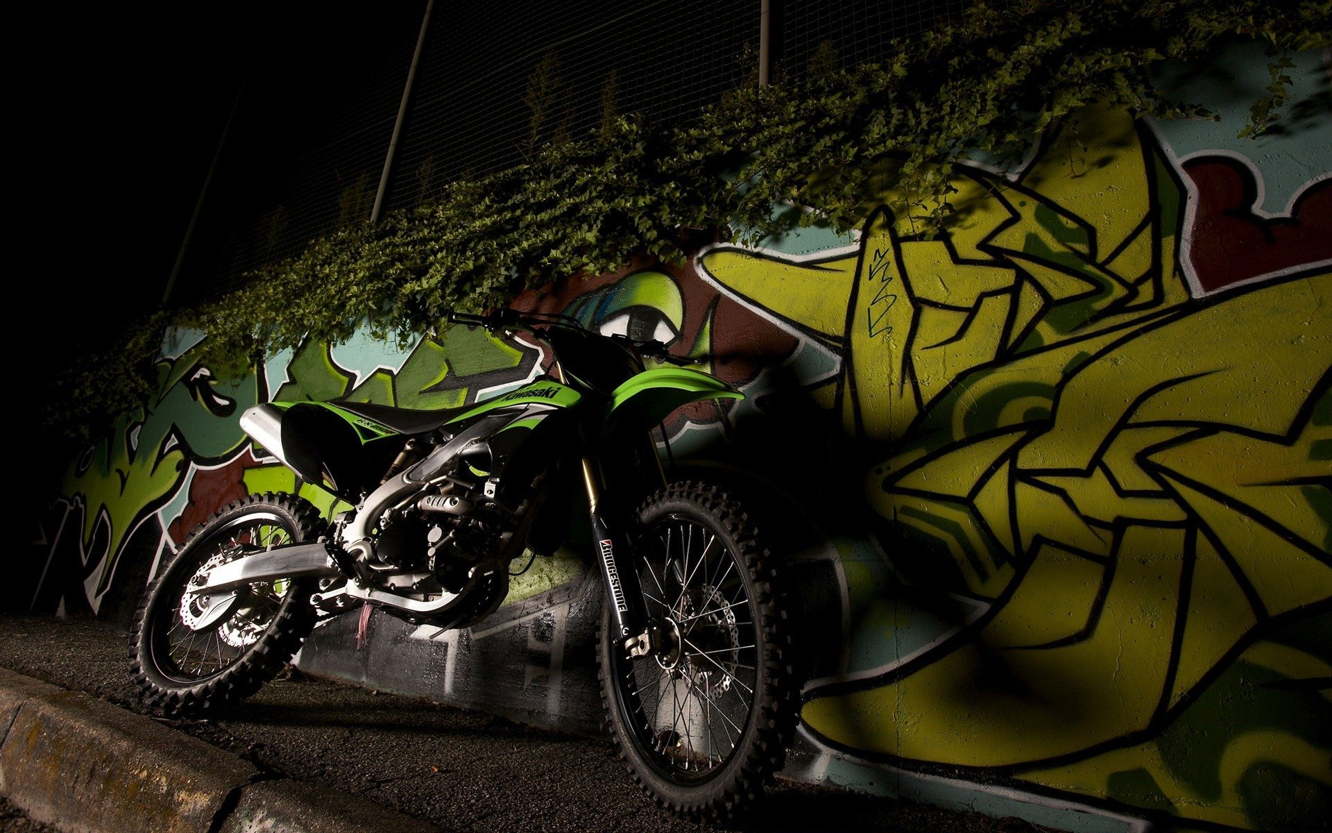 motocykl kawasaki graffiti noc