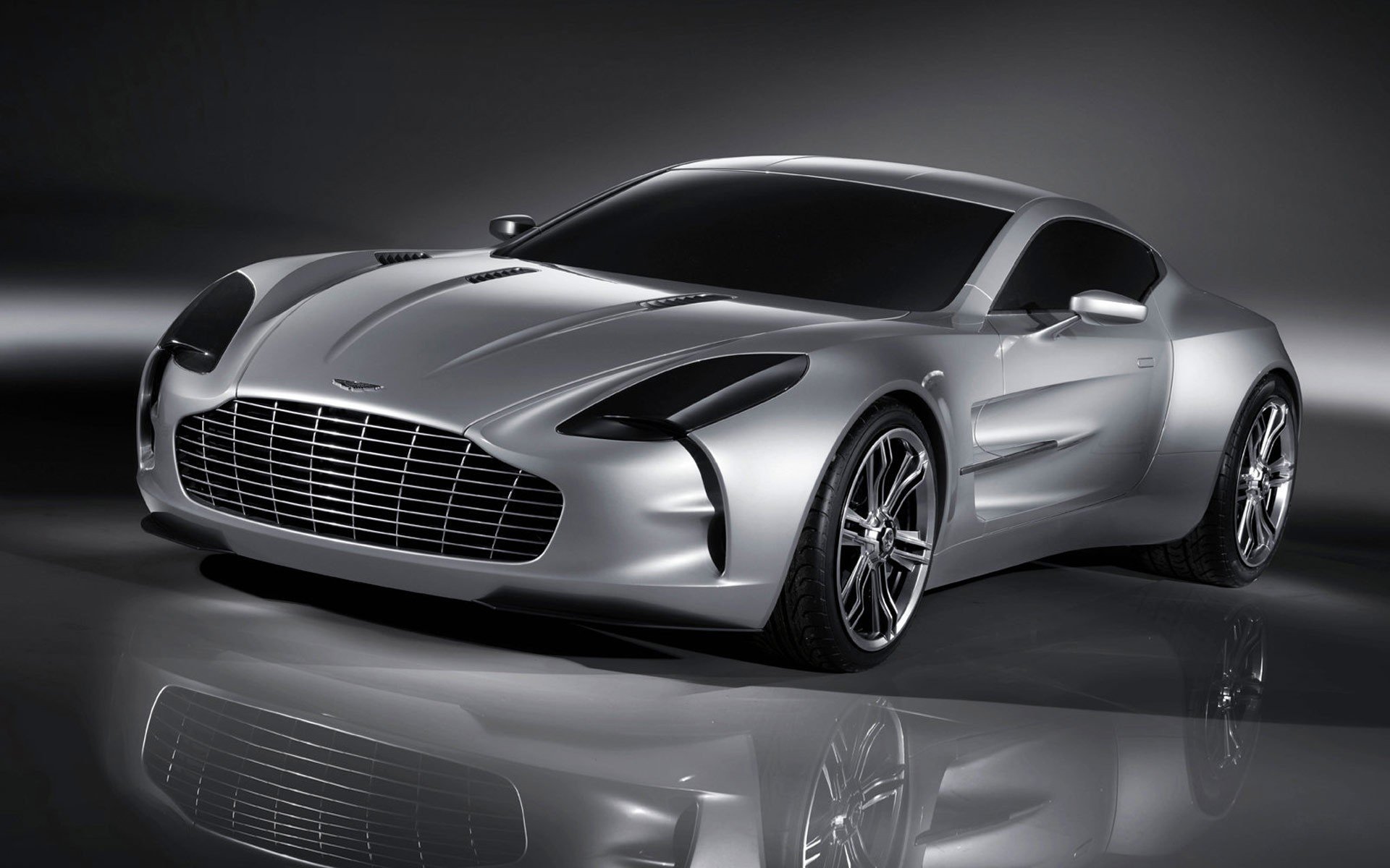 aston martin одним 77 серебро отражение