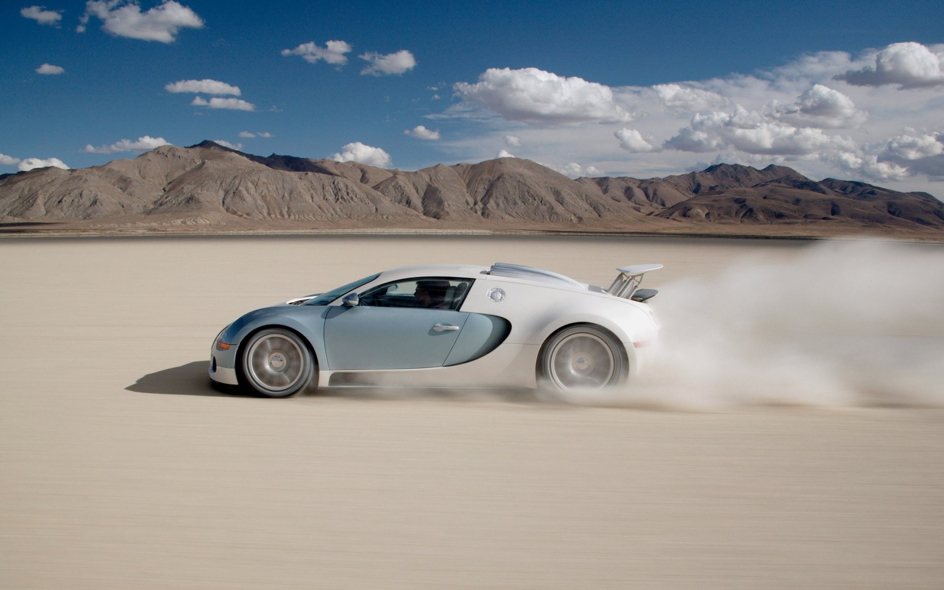 bugatti veyron pustynia