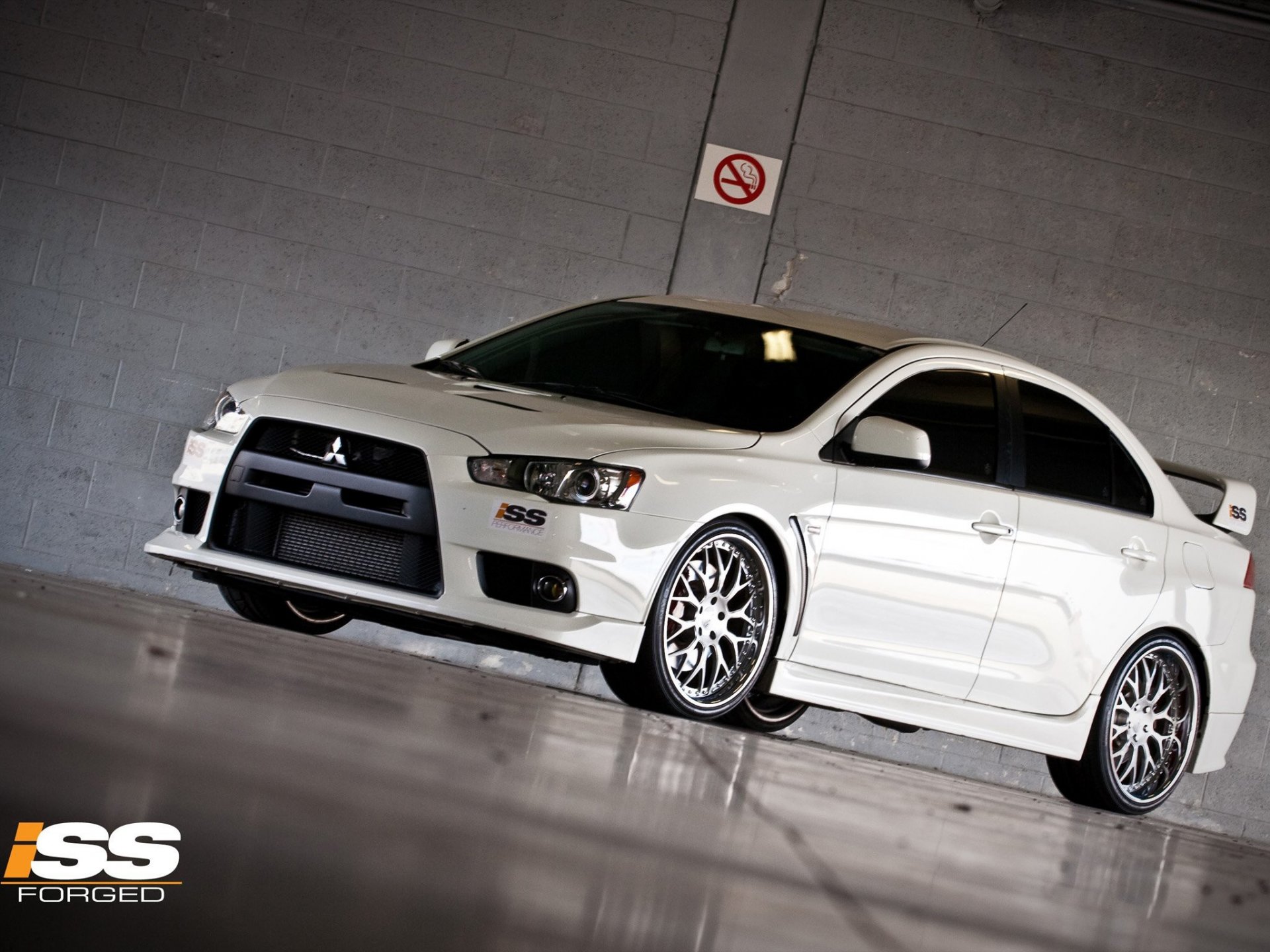 mitsubishi lancer x 10 non-fumeurs parking blanc