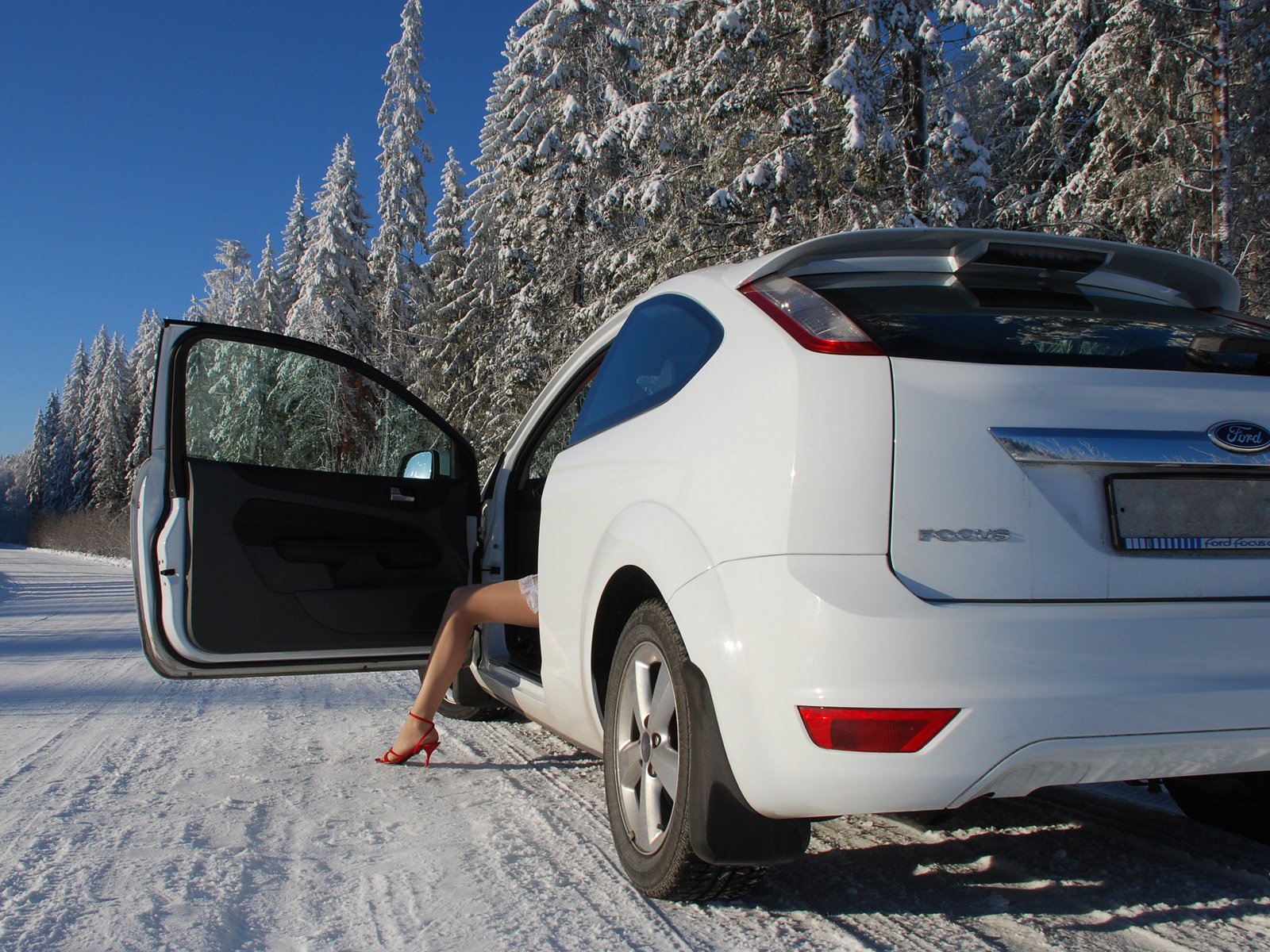 ford focus bianco inverno ragazza gamba alberi