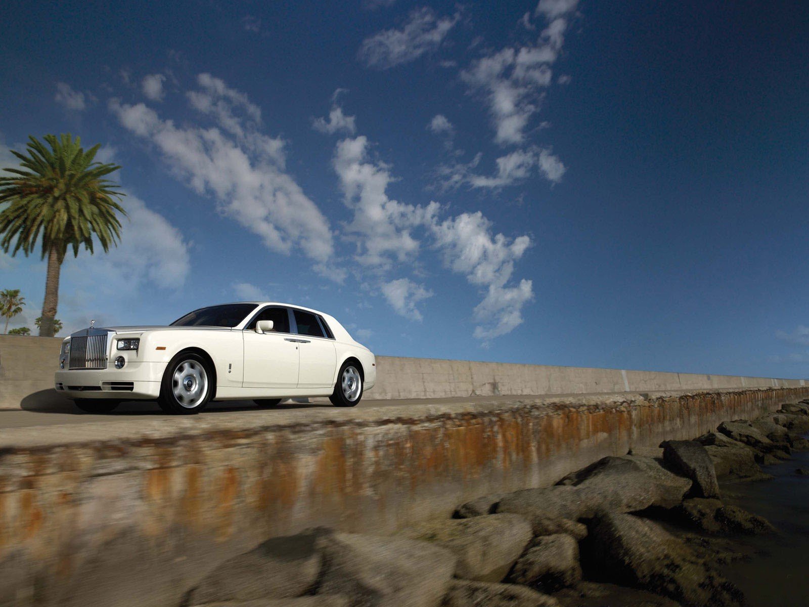 rolls-royce phantom steine palme himmel