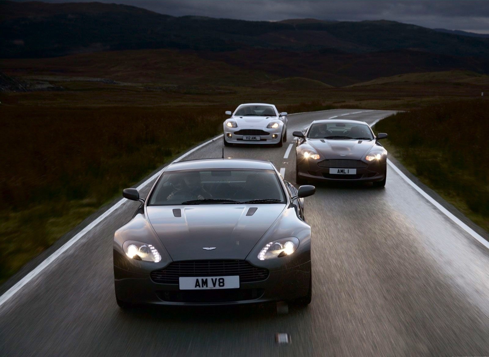 aston martin v8 carretera tráfico