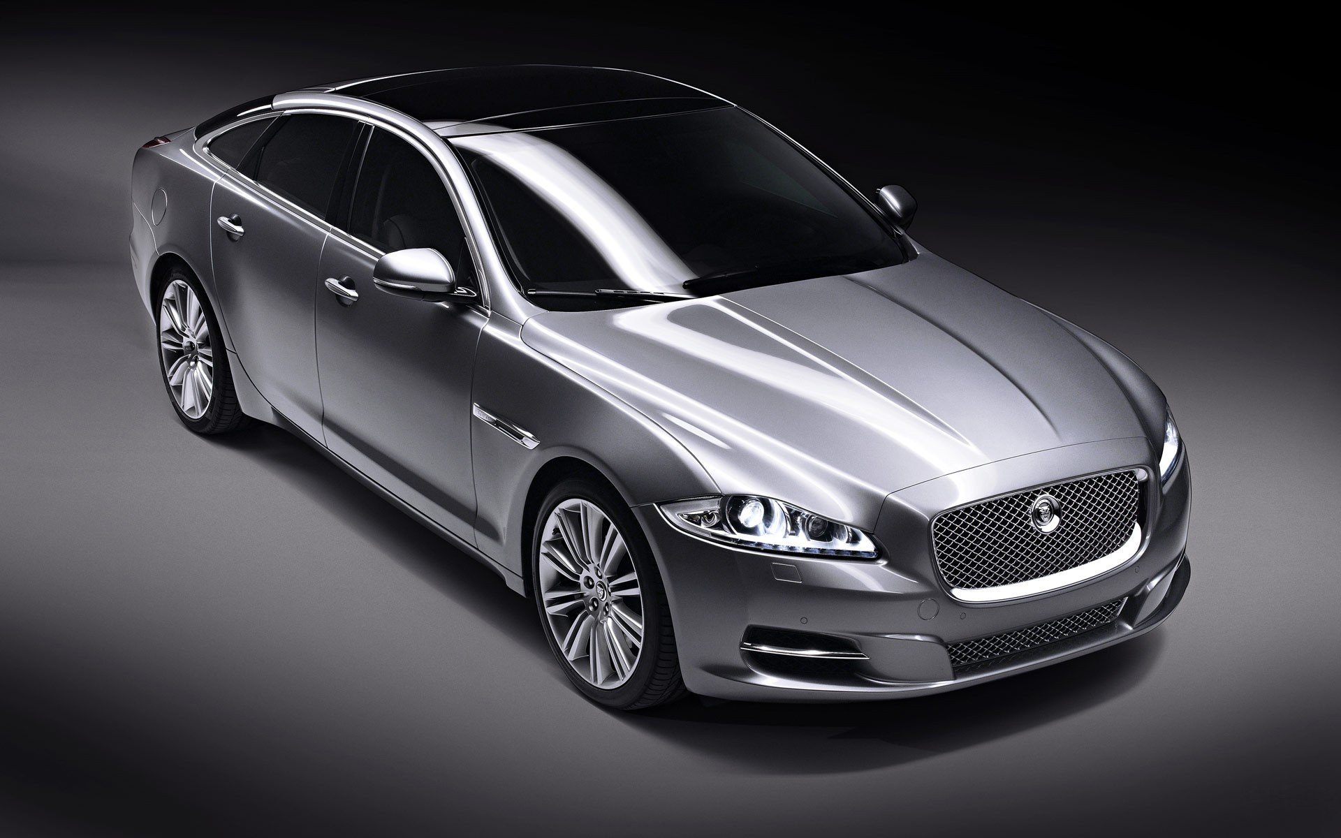 jaguar model xj srebrny