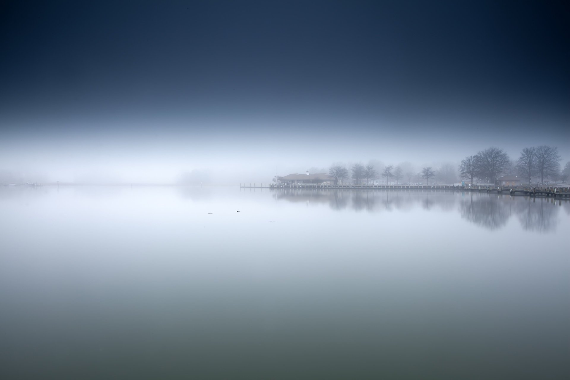 morgen nebel ufer see hintergrund blendung farbverlauf