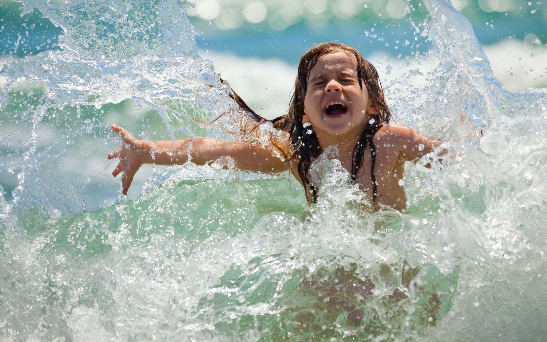 niña bebé mar baño alegría