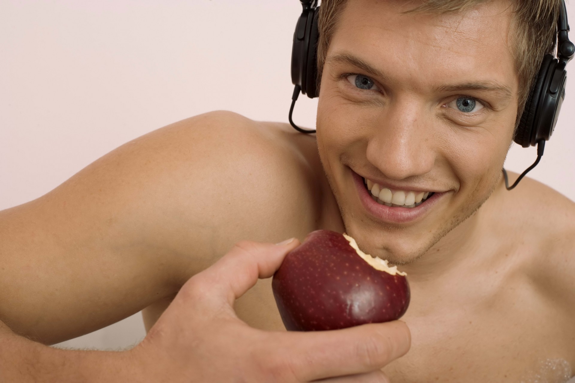 hombre manzana comida auriculares