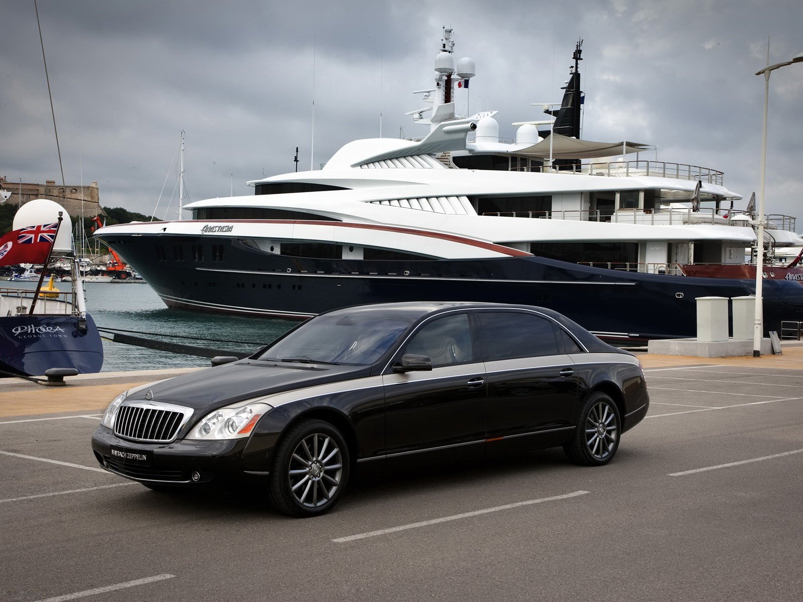 maybach zeppelin schwarz yacht straße