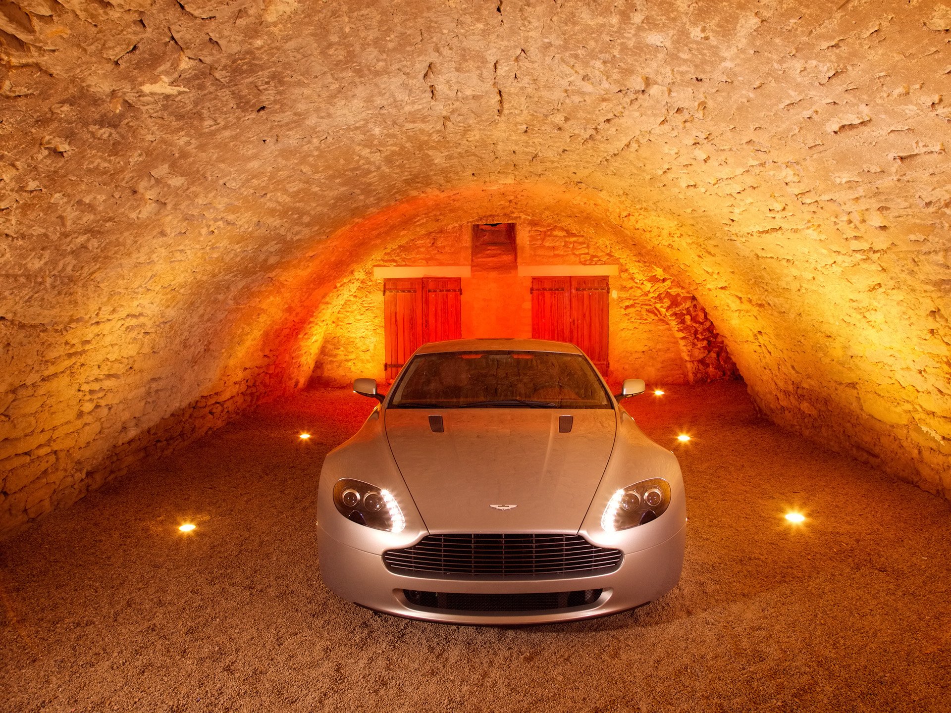 aston martin v8 vantage cave