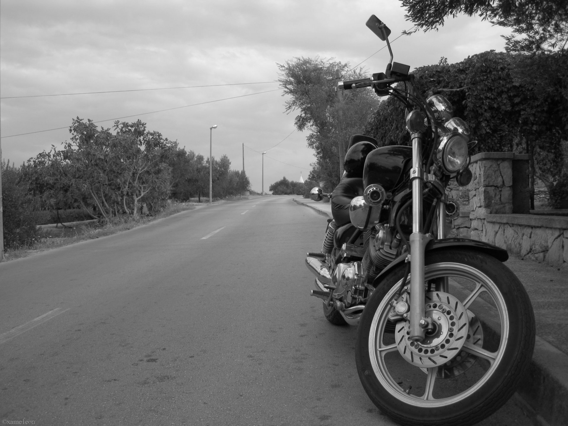 moto route noir et blanc