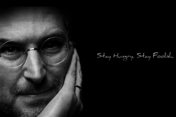 Steve Jobs sur fond noir avec signature