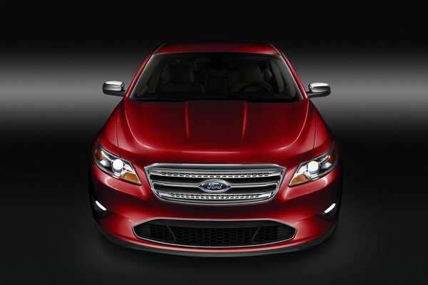 La Ford rossa si trova di fronte a uno sfondo scuro