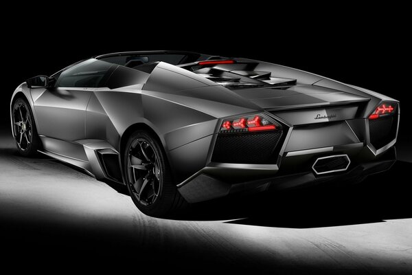 Voiture de sport noire Lamborghini