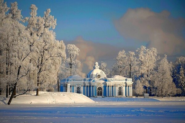 Der Palastpavillon im Zaristischen Dorf im verschneiten, frostigen Winter