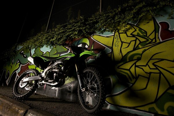 Kawasaki su uno sfondo di graffiti di notte