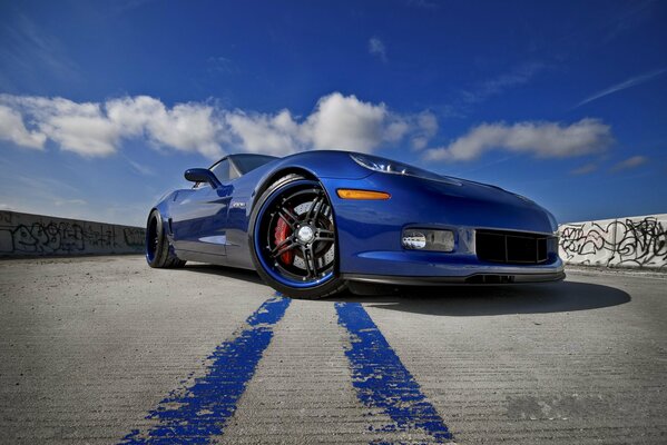 Azul Chevrolet z06 contra el cielo