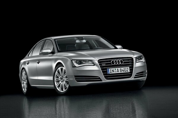 Серебристая audi a8 на черном фоне