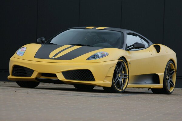 Voiture jaune Ferrari F430 scuderia 747 sortie sur route