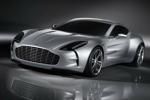 Der legendäre silberne Aston Martin spiegelt sich im Spiegelboden wider