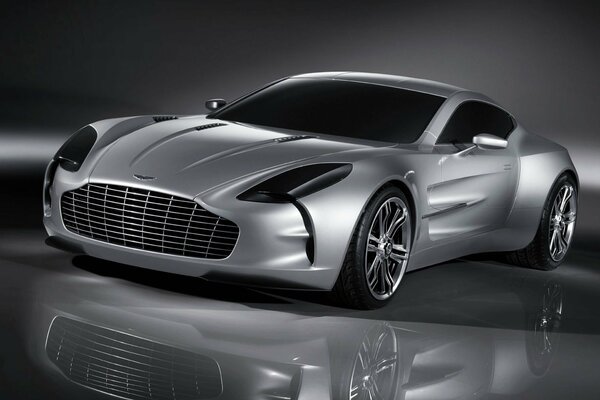 Legendarny srebrny Aston Martin odbija się w lustrzanej podłodze