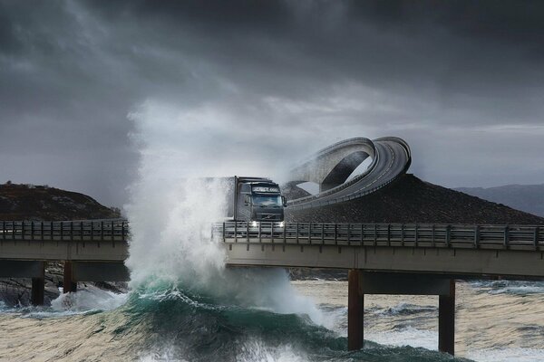 Belle photo d un camion sur un viaduc avec des vagues