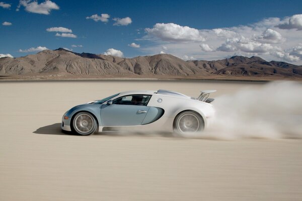 Genial Bugatti corriendo por el desierto