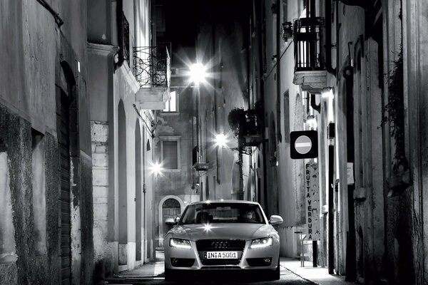 Машина на фоне ночной улицы