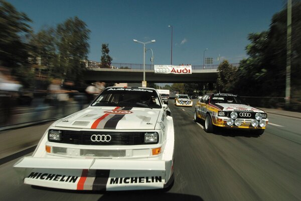 Audi bianca e gialla partecipa alle gare