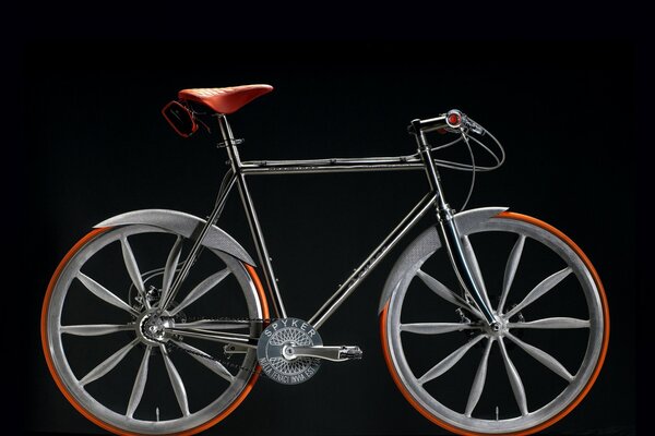 CONCEPT BIKE ARGENTO SU SFONDO NERO