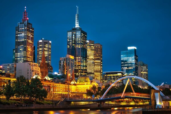 Noche Melbourne Australia a la luz de las linternas y las ventanas en llamas