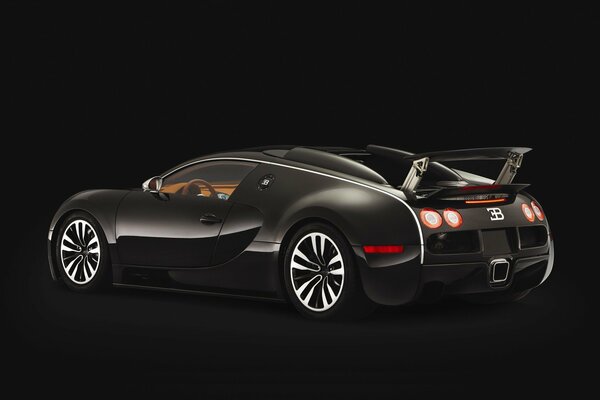 Черный bugatti veyron на черном фоне