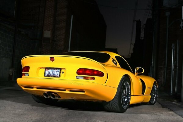 Vue arrière de la voiture jaune Viper GTS