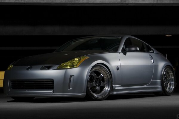 Ein grauer Nissan 350z steht in der Garage