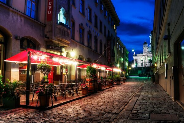 Abendstraße mit Restaurant in Finnland Helsinki