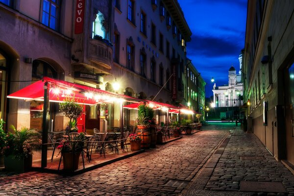 Wieczorna ulica z restauracją w Finlandii Helsinki
