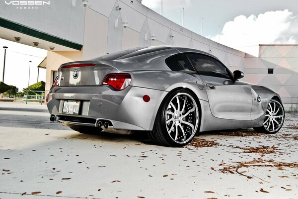 Voiture bmw en argent brillant