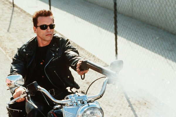 Terminator en una motocicleta con cuero y gafas