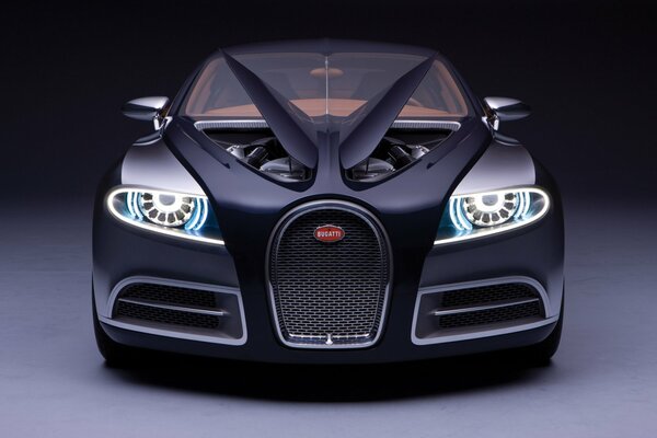 Bugatti nero con cofano aperto