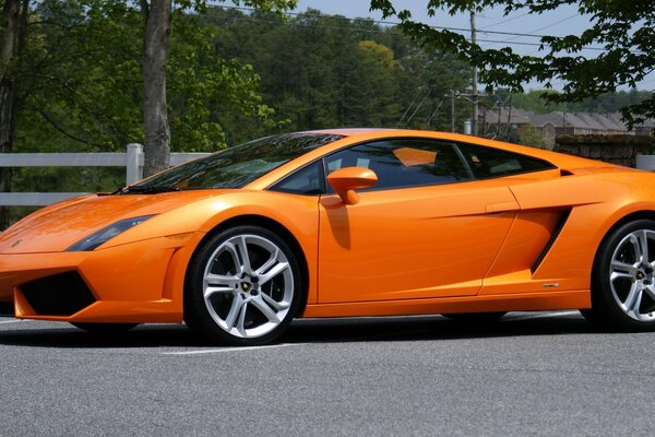 Lamborghini naranja brillante bajo el sol