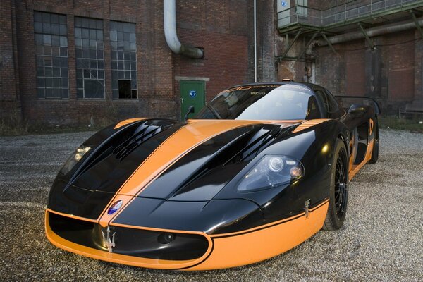 Coche deportivo negro y naranja Maserati