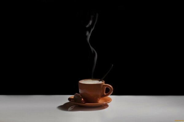 Caffè caldo in una bella tazza