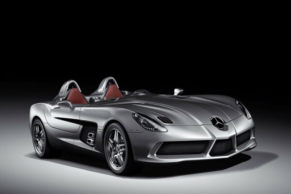 Sobre un fondo gris Mercedes Benz Roadster