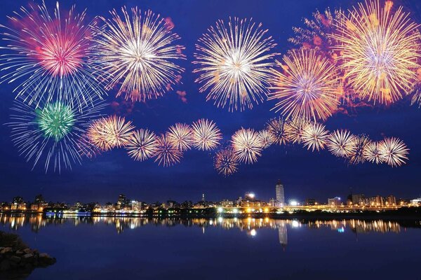 Fuochi d artificio sulla città notturna