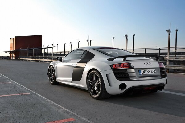 Auto weißer audi r8 unterwegs