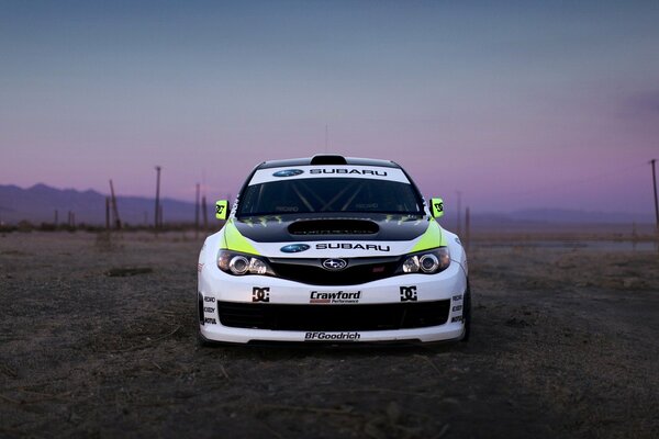 El poderoso Subaru de pie en la calle por la noche