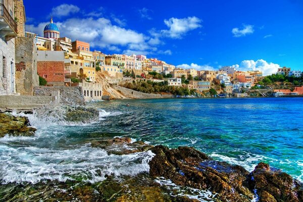 Красивое побережье с видом на море и Грецию